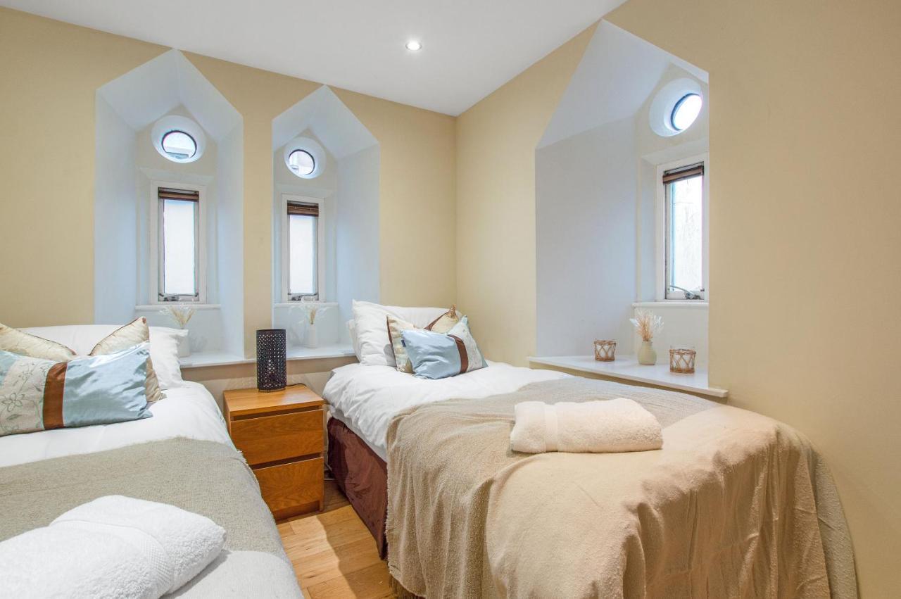 Stylish & Modern 2 Bedroom Ground Floor Close To Centre In Stunning Converted Church - Near Haymarket Train Station - Sleeps Up To 5 Guests * Édimbourg