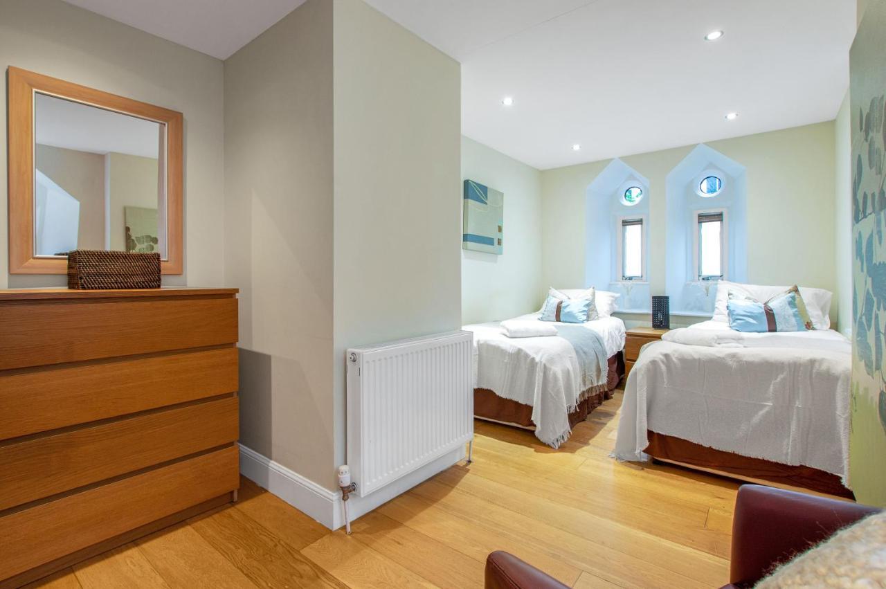 Stylish & Modern 2 Bedroom Ground Floor Close To Centre In Stunning Converted Church - Near Haymarket Train Station - Sleeps Up To 5 Guests Appartement *