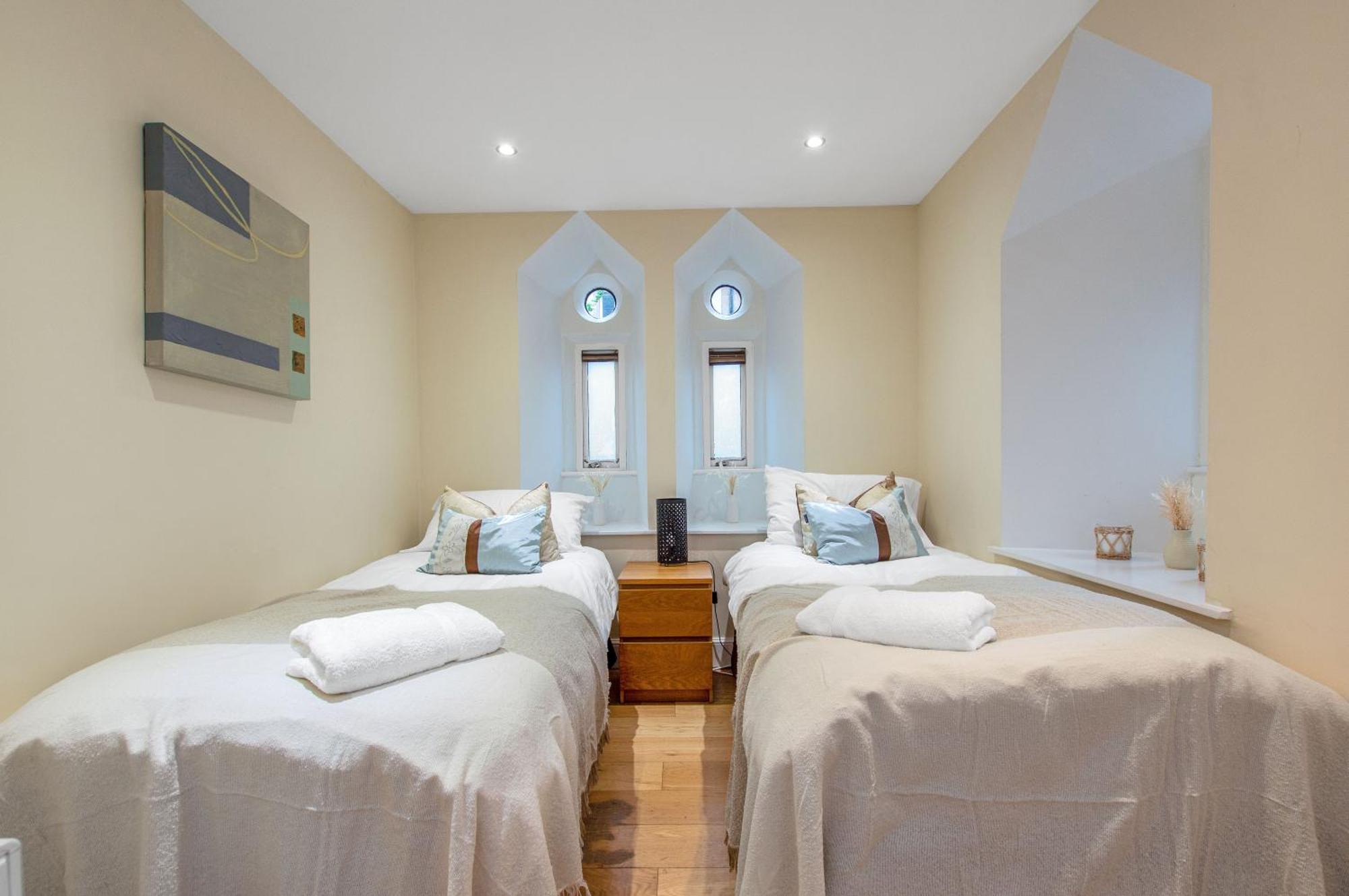 Appartement Stylish & Modern 2 Bedroom Ground Floor Close To Centre In Stunning Converted Church - Near Haymarket Train Station - Sleeps Up To 5 Guests *