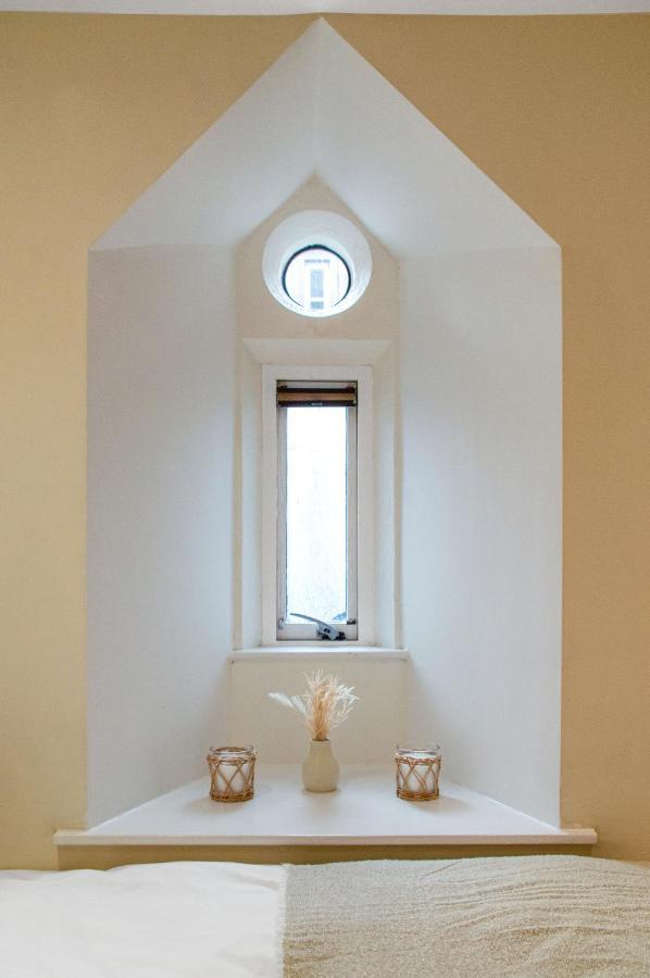 Stylish & Modern 2 Bedroom Ground Floor Close To Centre In Stunning Converted Church - Near Haymarket Train Station - Sleeps Up To 5 Guests Édimbourg
