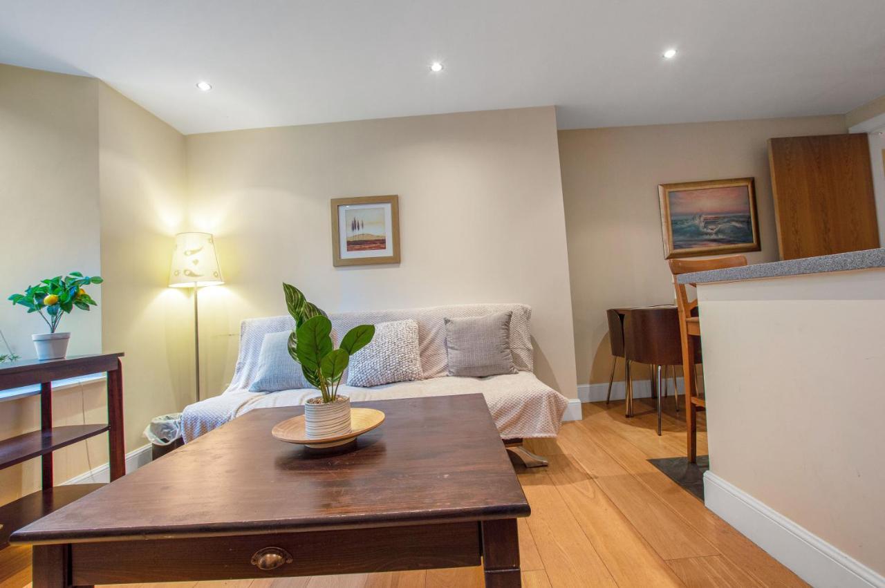 Stylish & Modern 2 Bedroom Ground Floor Close To Centre In Stunning Converted Church - Near Haymarket Train Station - Sleeps Up To 5 Guests Édimbourg