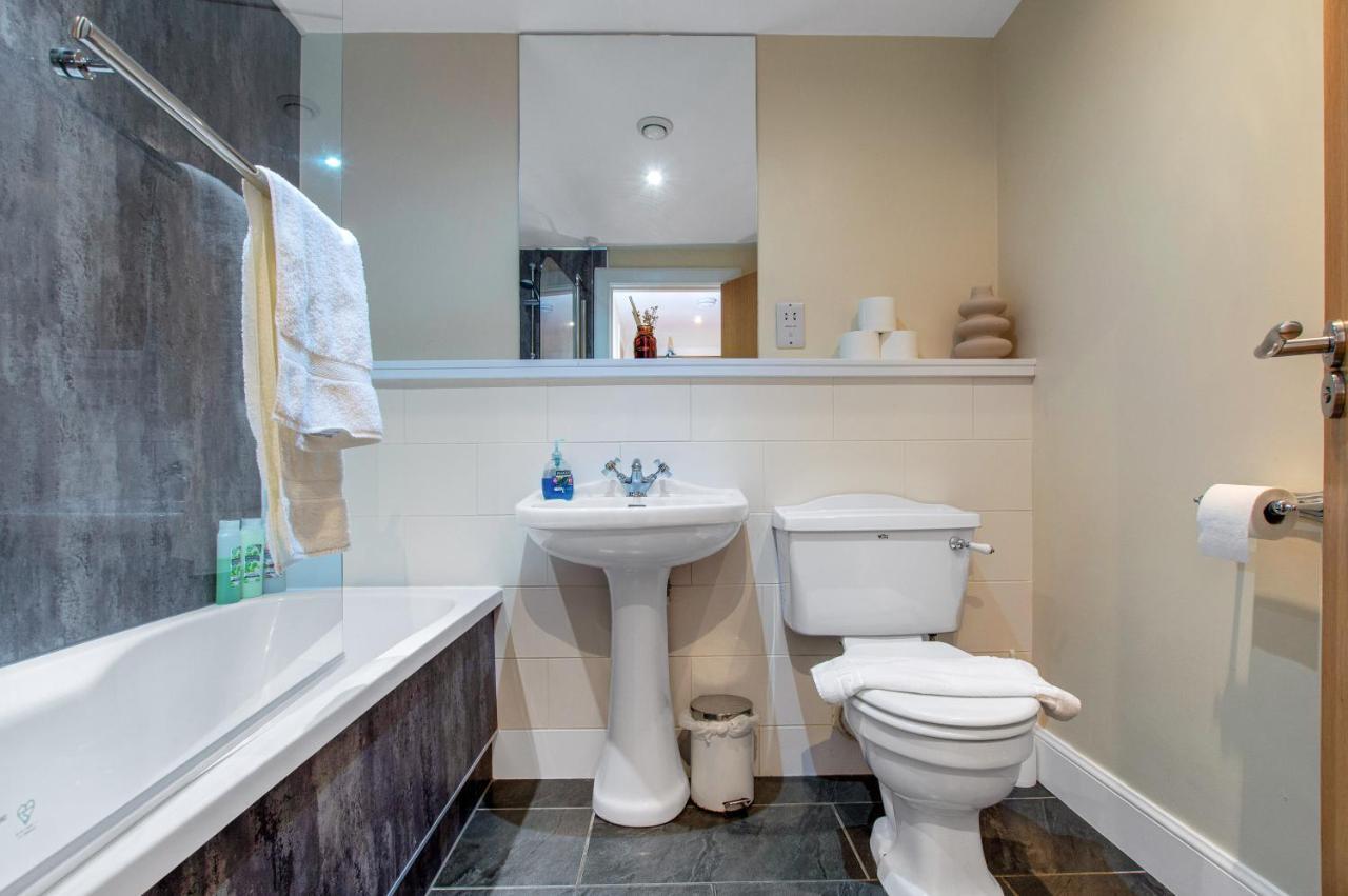 Stylish & Modern 2 Bedroom Ground Floor Close To Centre In Stunning Converted Church - Near Haymarket Train Station - Sleeps Up To 5 Guests Appartement