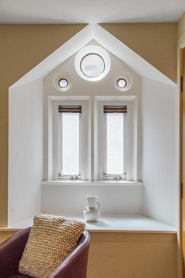 Stylish & Modern 2 Bedroom Ground Floor Close To Centre In Stunning Converted Church - Near Haymarket Train Station - Sleeps Up To 5 Guests Appartement