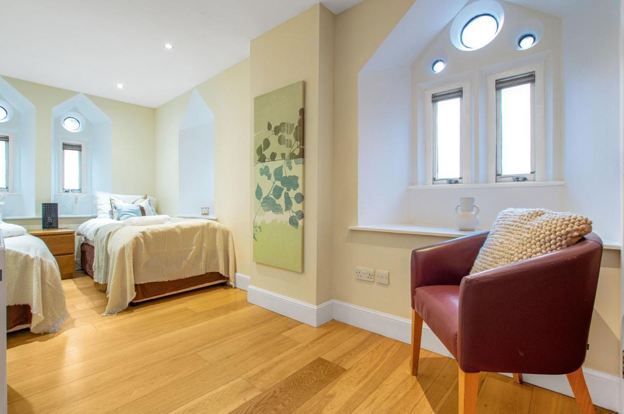 Stylish & Modern 2 Bedroom Ground Floor Close To Centre In Stunning Converted Church - Near Haymarket Train Station - Sleeps Up To 5 Guests * Édimbourg