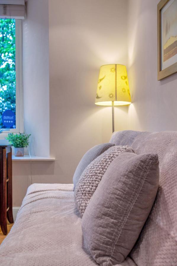 Stylish & Modern 2 Bedroom Ground Floor Close To Centre In Stunning Converted Church - Near Haymarket Train Station - Sleeps Up To 5 Guests Édimbourg